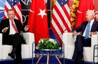 Tổng thống Mỹ Joe Biden (bên phải) và Tổng thống Thổ Nhĩ Kỳ Recep Tayyip Erdogan gặp nhau tại hội nghị thượng đỉnh NATO ở thủ đô Madrid (Tây Ban Nha) hồi tháng 6-2022. Ảnh: REUTERS