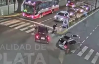 VIDEO: Thoát chết trong gang tấc giữa 2 ô tô va nhau