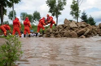 Lũ nặng, Trung Quốc điều động quân đội và cảnh sát đối phó 