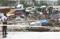 Lũ bắt đầu rút, Trung Quốc nỗ lực khôi phục cuộc sống bình thường 