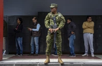 Dân Ecuador đi bầu tổng thống giữa lo ngại an ninh sau vụ ám sát ứng viên