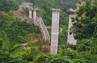 Cầu đang xây thì đổ sập, 17 người chết