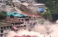 VIDEO: Lở núi kinh hoàng cuốn sập gần chục tòa nhà cao tầng trong giây lát