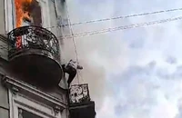 VIDEO: Thót tim cảnh người phụ nữ đu dây thoát khỏi đám cháy 