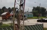 VIDEO: Thót tim xe buýt chở khách tông lật nhào xe buýt học đường tại ngã tư