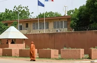 Đảo chính châu Phi: Ông Macron nói ĐS Pháp ở Niger bị giữ làm con tin