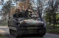 Lính Ukraine lái xe bọc thép M113 ra chiến trường tỉnh Donetsk (miền Đông Ukraine) hôm 7-10. Ảnh: REUTERS