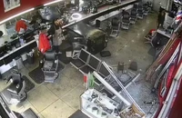 VIDEO: Xe bán tải đâm sầm vào tiệm cắt tóc, khách thoát nạn gang tấc