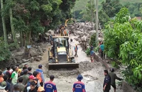 Lũ quét gần hồ núi lửa lớn nhất thế giới làm người chết và mất tích 