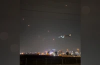 VIDEO: Thót tim cảnh máy bay chở khách ở Israel vượt mưa rocket phóng từ Gaza