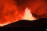 VIDEO: Núi lửa phun trào rực sáng bầu trời đêm