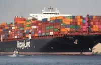 Tàu không qua được Biển Đỏ và kênh đào Suez, túi tiền mỗi người bị tác động thế nào?