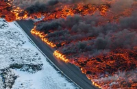 VIDEO: Núi lửa ở Iceland phun dung nham cao 80 m, chảy tràn xuống đường