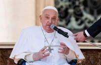 Giáo hoàng Francis xuất hiện trước người dân tại Vatican sau 2 tuần