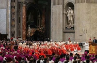 ẢNH: Dòng người đổ về Vatican trong ngày đầu diễn ra Mật nghị Hồng y
