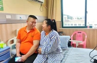 Chồng cần mẫn chăm vợ bị giảm trí tuệ ‘như trẻ lên 5’ suốt 10 năm