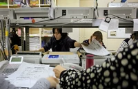 Mắc kẹt với máy fax và nghịch lý của cường quốc công nghệ hàng đầu thế giới