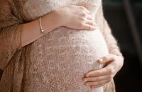 Đẻ liên tục 3 đứa con trong 4 năm để trốn ngồi tù