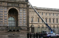 Trộm đột nhập Bảo tàng Louvre, lấy hàng loạt món đồ 'vô giá' chỉ trong 7 phút