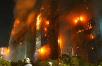 Đường đi từ ngọn lửa nhỏ đến 7 khối chung cư 'cháy như đuốc' ở Hong Kong