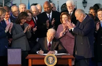 Ông Trump hủy các văn bản được ông Biden ký bằng 'bút tự động' 