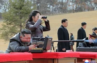 CHÙM ẢNH: Ông Kim Jong-un và con gái ngắm bắn súng bắn tỉa