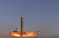 VIDEO: Iran phóng tên lửa mang đầu đạn nặng 1,5 tấn về phía Israel