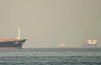 Hải quân Anh: 3 tàu hàng trúng vật thể nghi đạn pháo ở eo biển Hormuz và vịnh Ba Tư