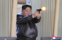 CHÙM ẢNH: Ông Kim Jong-un và con gái tập bắn súng lục