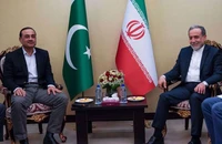 Có tin ông Trump hủy lịch dự đám cưới con trai để họp về Iran; Tư lệnh quân đội Pakistan họp với Ngoại trưởng Iran đến tận khuya