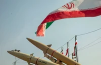 VIDEO: Iran phóng tên lửa đạn đạo vào các căn cứ Mỹ ở Trung Đông