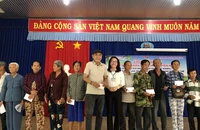 NSND Việt Anh và Hữu Nghị FC vui thiện nguyện ở Tây Ninh