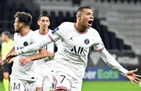 Mbappe chịu ở lại PSG, Real lục đục tìm người thay thế