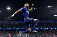 Messi bị chân sút người Pháp qua mặt