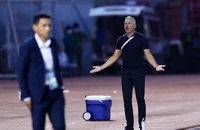 Kiatisak và Steve Corica 'nắn gân nhau'