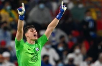 Thủ môn đắt giá nhất thế giới trên đường rời Chelsea