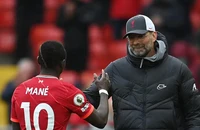 HLV Klopp bực bội chuyện Mane bị quấy rối