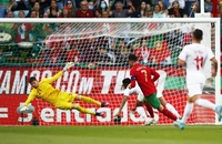 Mẹ của Ronaldo rơi nước mắt khi con trai ghi bàn thứ 117
