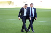Barca không thể trả lương cầu thủ và treo cổ giữa không trung