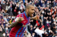 Công thần Alves chỉ trích Barca thậm tệ