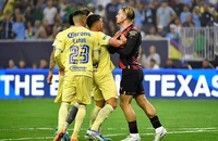 Quái lạ Grealish càng bị chơi xấu càng phấn khích