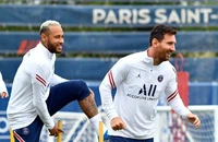 PSG cho ra đường Neymar và 13 ngôi sao khác