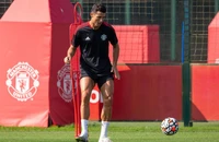 Không ai mua, Ronaldo trở lại MU tập luyện