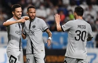 HLV Galtier dằn mặt Messi và Neymar 