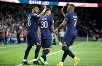 Mbappe vuốt mặt Neymar phải nể mũi Messi