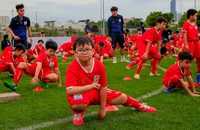 Trận bóng kỷ lục của 2.000 cầu thủ nhí đá thắng các ngôi sao Việt