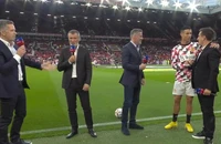 Ronaldo giận Ten Hag, hắt hủi huyền thoại Liverpool