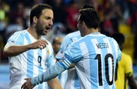 Đồng đội của Messi giải nghệ trong cay đắng vì bị tấn công