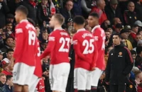 HLV Ten Hag bị tấn công vì đày đọa Ronaldo