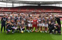 Cảm động các pháo thủ Arsenal tri ân đồng đội bị đâm ở Ý